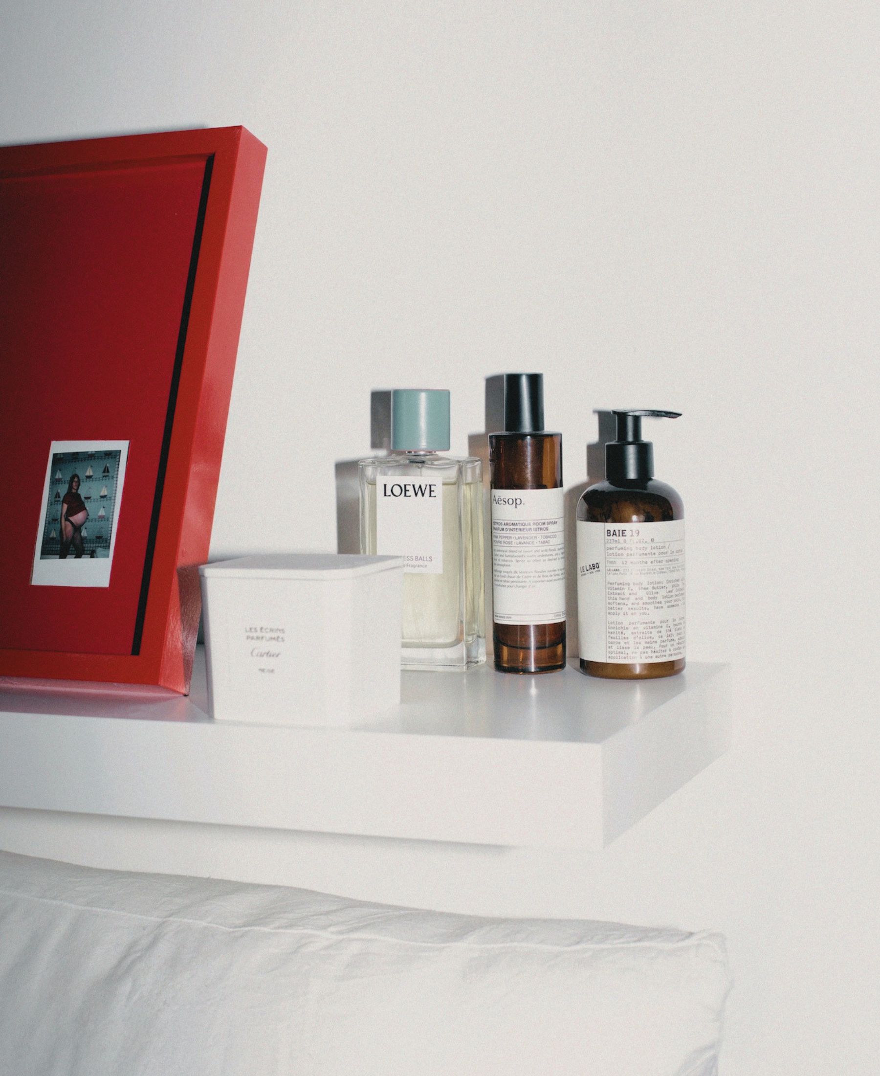 Stillleben mit ausgewählten Beauty- und Duftprodukten von Anouck Mutsaerts, darunter Cartier, Loewe, Aesop und Le Labo.