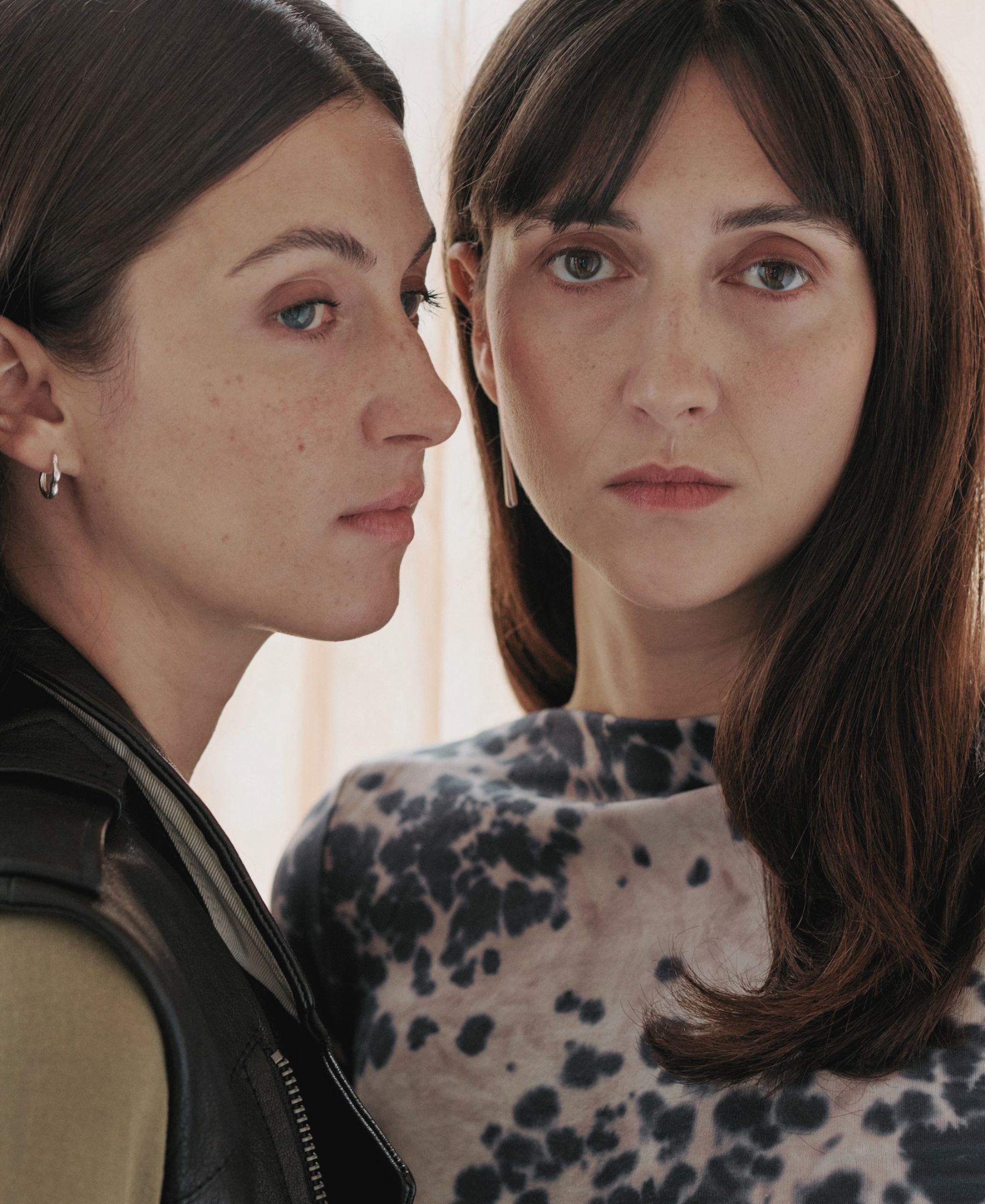 Florine and Kim Nüesch in a close portrait, standing side by side with their faces turned towards the camera.